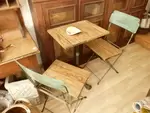 Une table bistro et deux chaises 