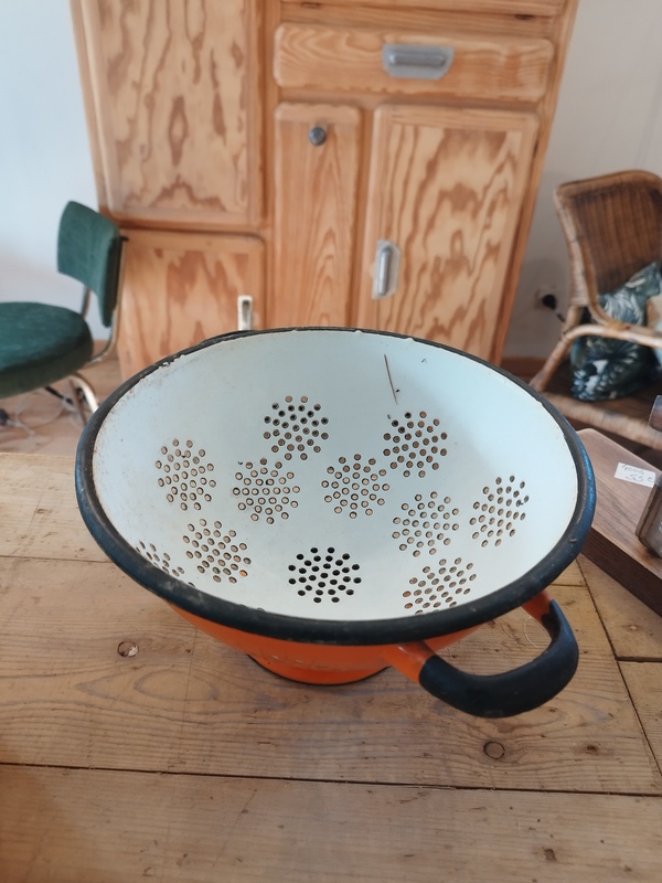 Passoire émaillée orange 60s