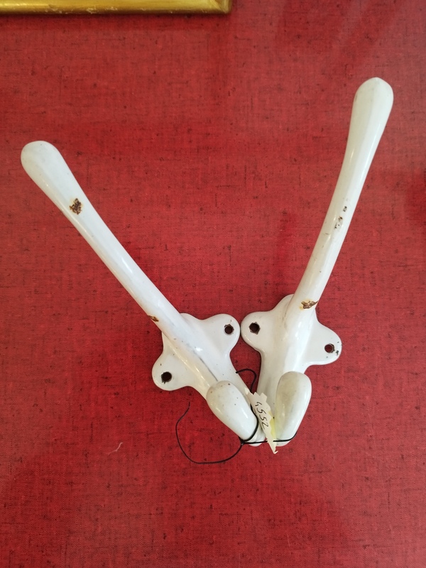 Patères en fonte émaillée