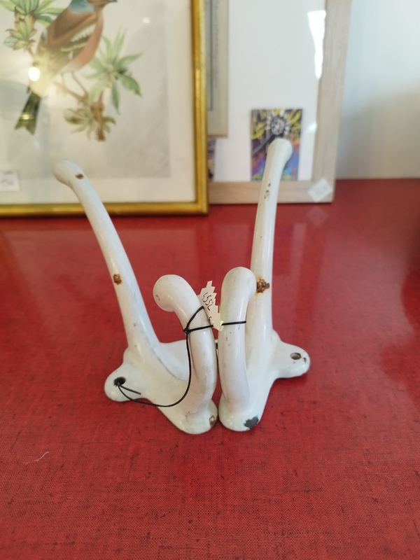 Patères en fonte émaillée