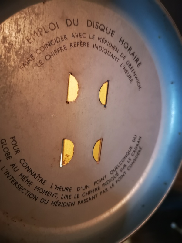 Petit globe en tôle