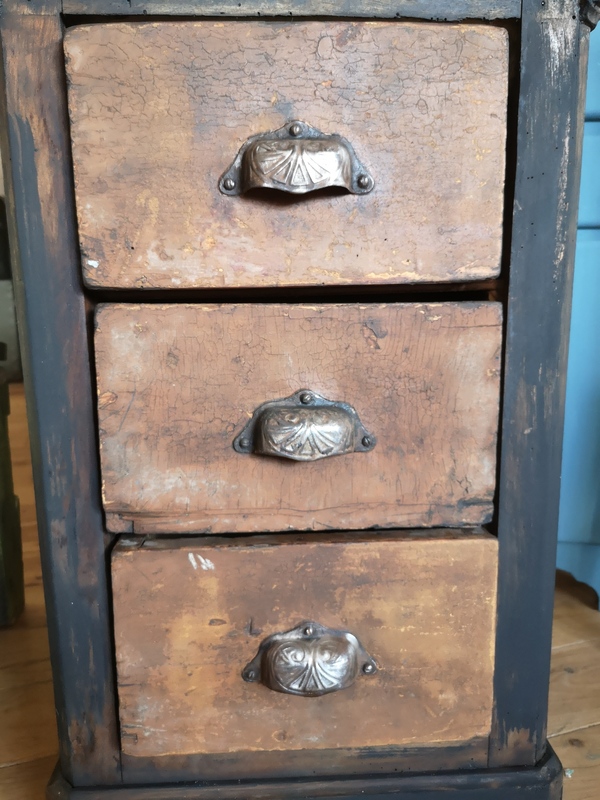 Petit meuble d'atelier