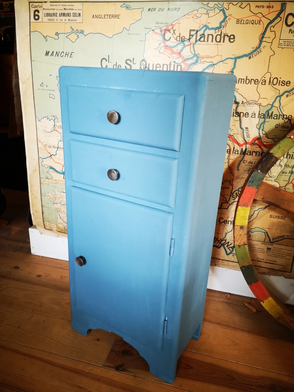 Petit meuble de rangement en bois