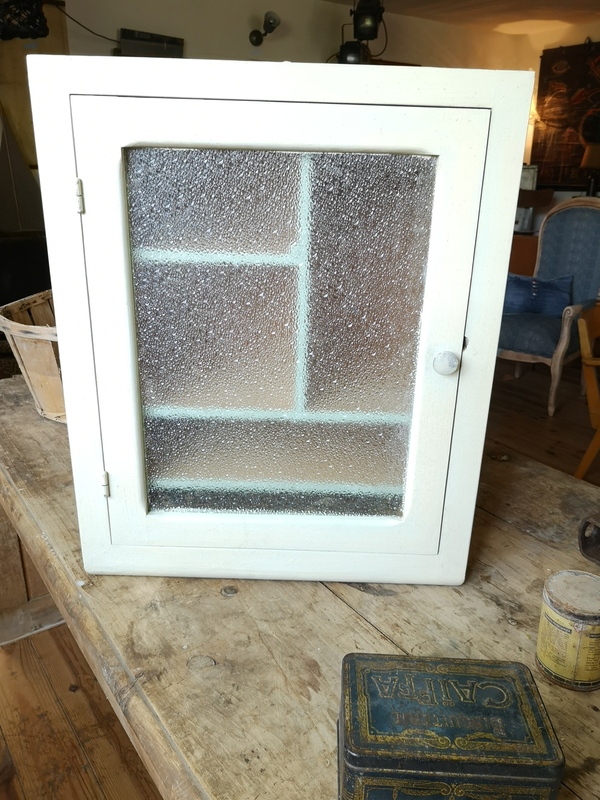 Pharmacie en bois vintage