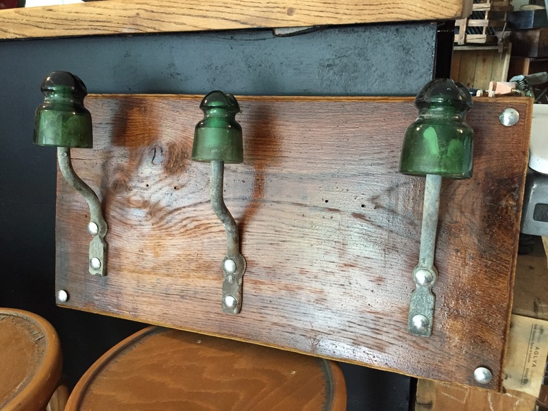 Porte manteaux isolateurs