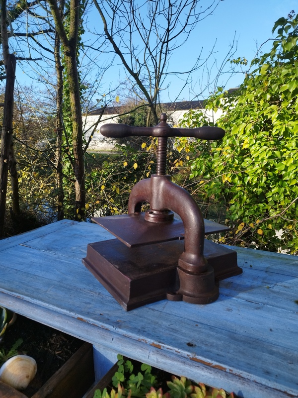 Presse de notaire en fonte