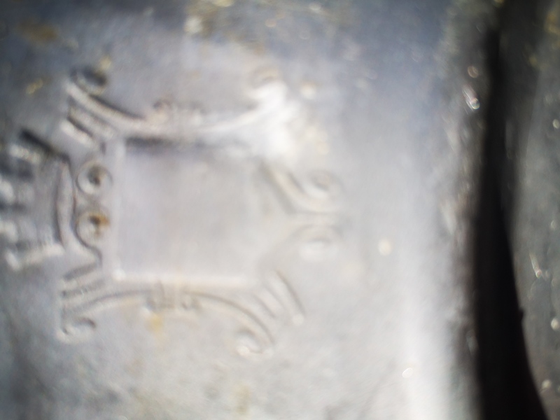 Soupière en étain fleur de lys