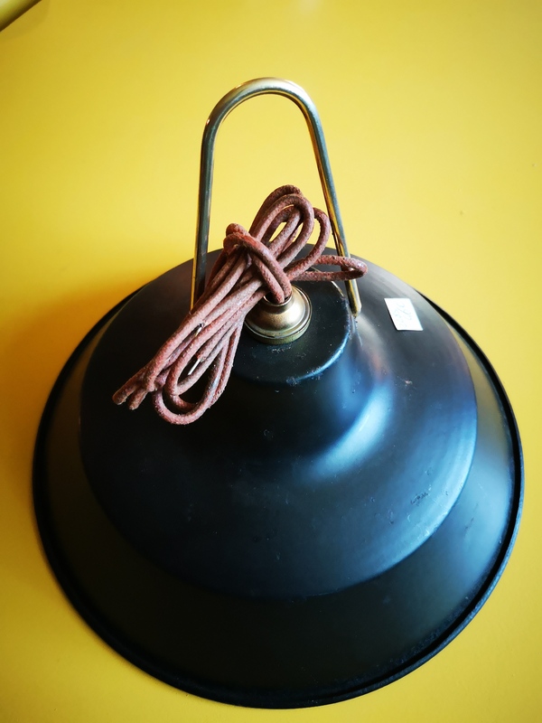 Suspension en tole émaillée