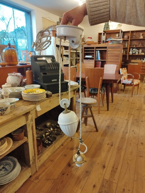 Suspension monte et baisse en porcelaine blanche et laiton 