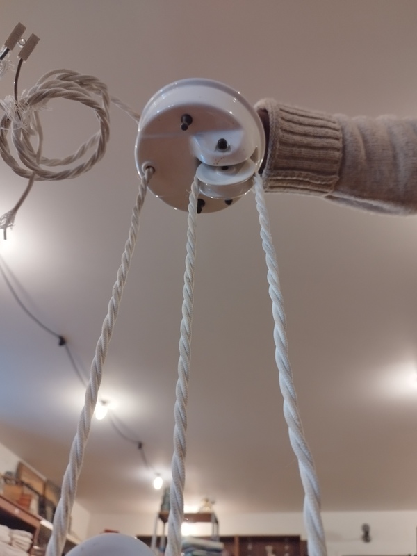 Suspension monte et baisse en porcelaine blanche et laiton 