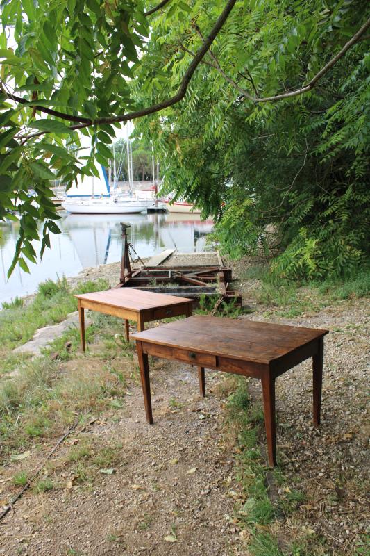 Table années 50 bois foncé.