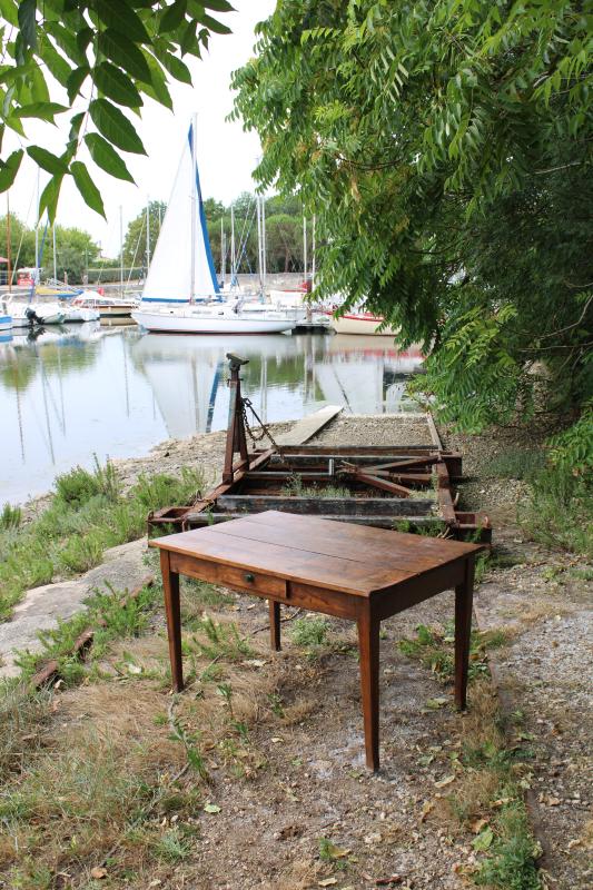 Table années 50 bois foncé.