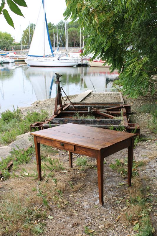Table années 50 bois foncé.