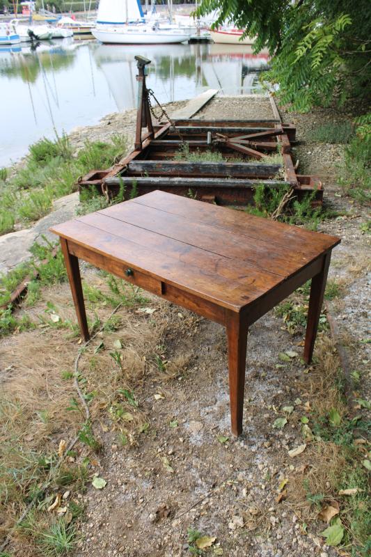 Table années 50 bois foncé.