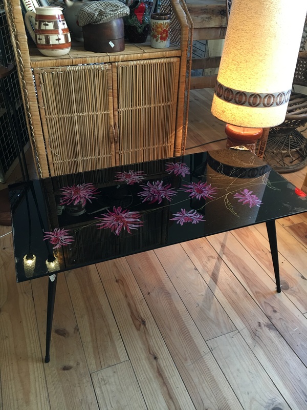 Table basse 70s pieds métal et plateau verre fumé