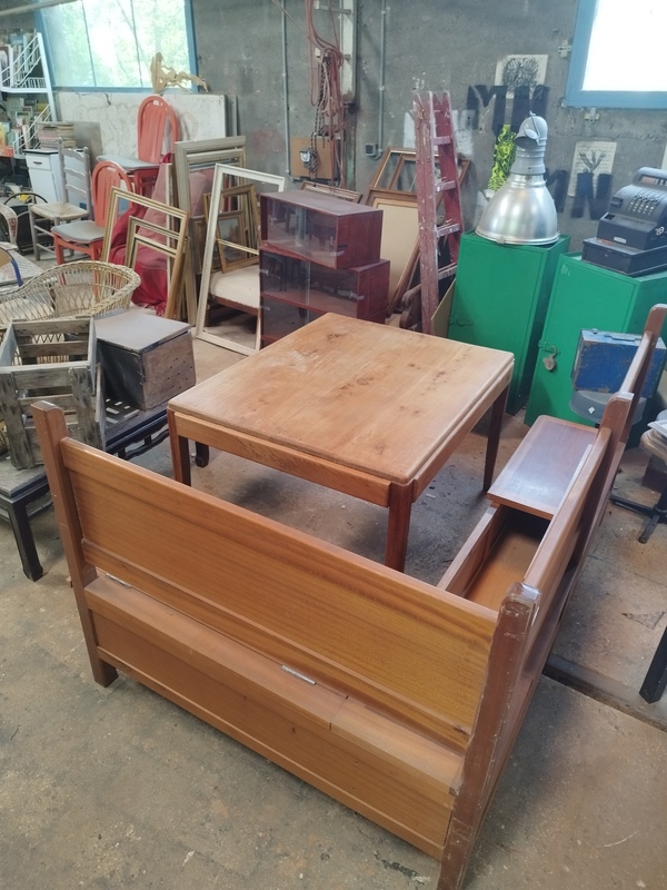 Table carrée chêne clair 