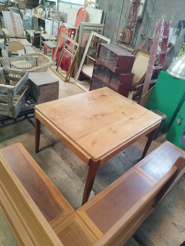Table carrée chêne clair 