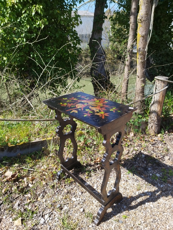 Table d'appoint en bois laqué noire