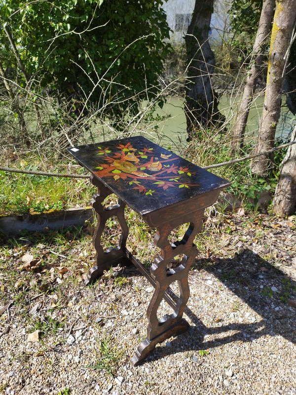 Table d'appoint en bois laqué noire
