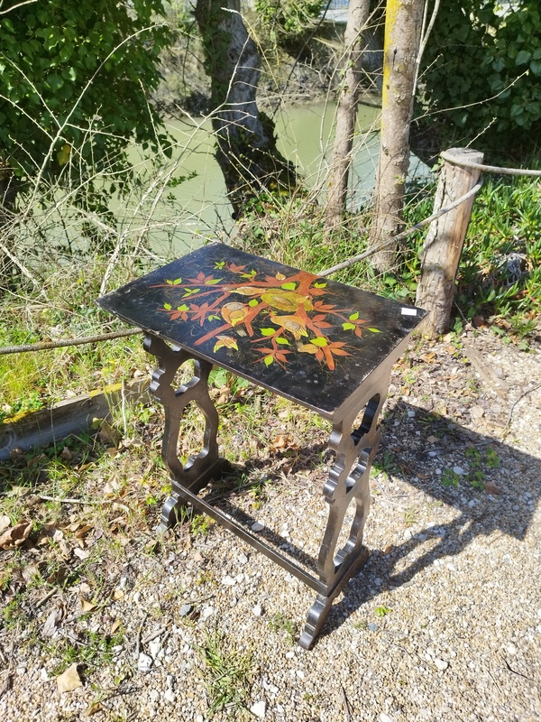 Table d'appoint en bois laqué noire