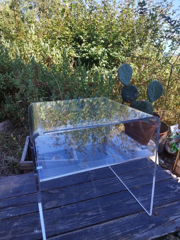 Table d'appoint en plexiglas 