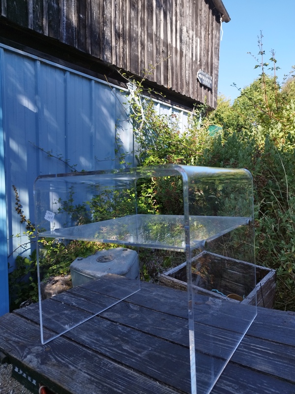 Table d'appoint en plexiglas 