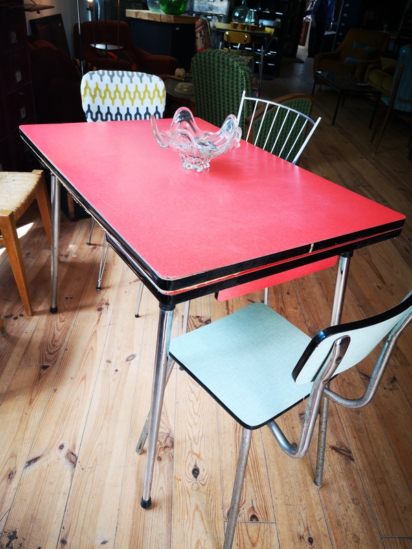 Table en formica rouge