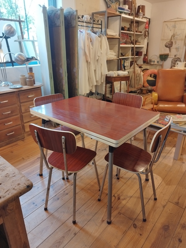 Table et quatre chaises formica 
