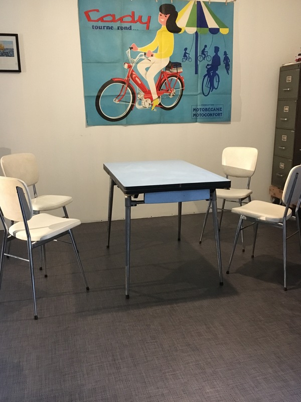 Table formica bleue et quatre chaises skai Brocante en ligne