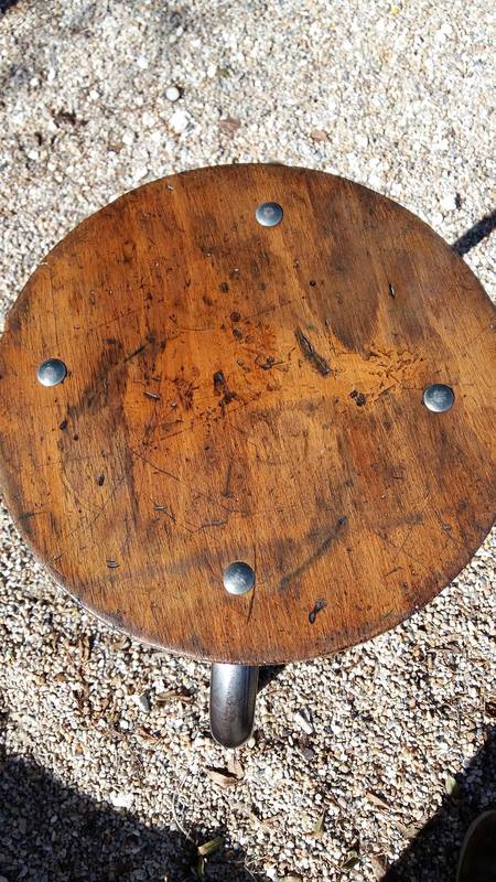 Tabouret atelier décapé et ciré