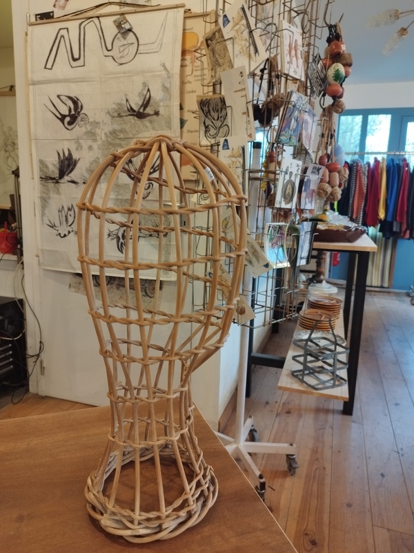 Tête à chapeau rotin 