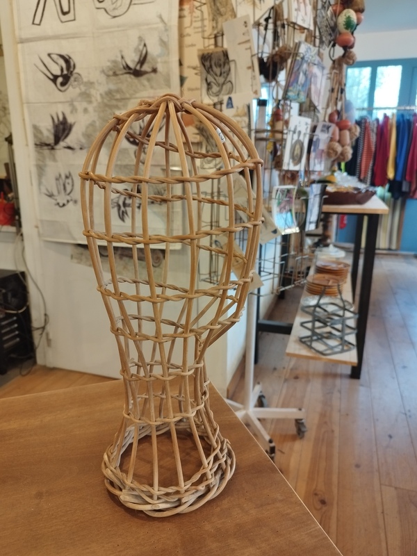 Tête à chapeau rotin 