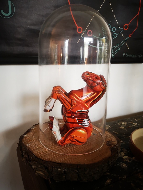 Tin toy sous cloche 