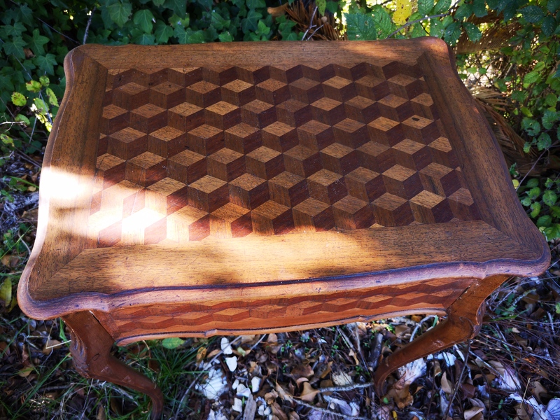 Travailleuse marquéterie cubes