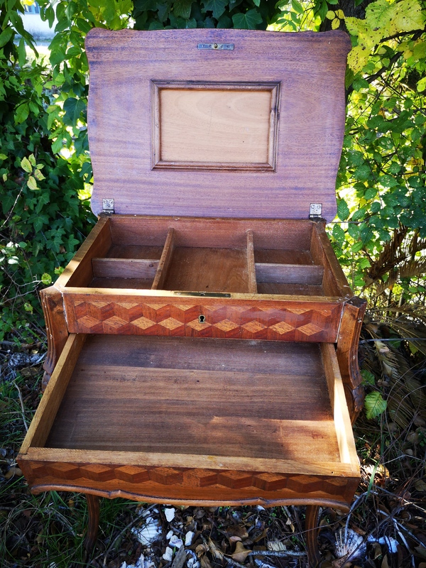 Travailleuse marquéterie cubes