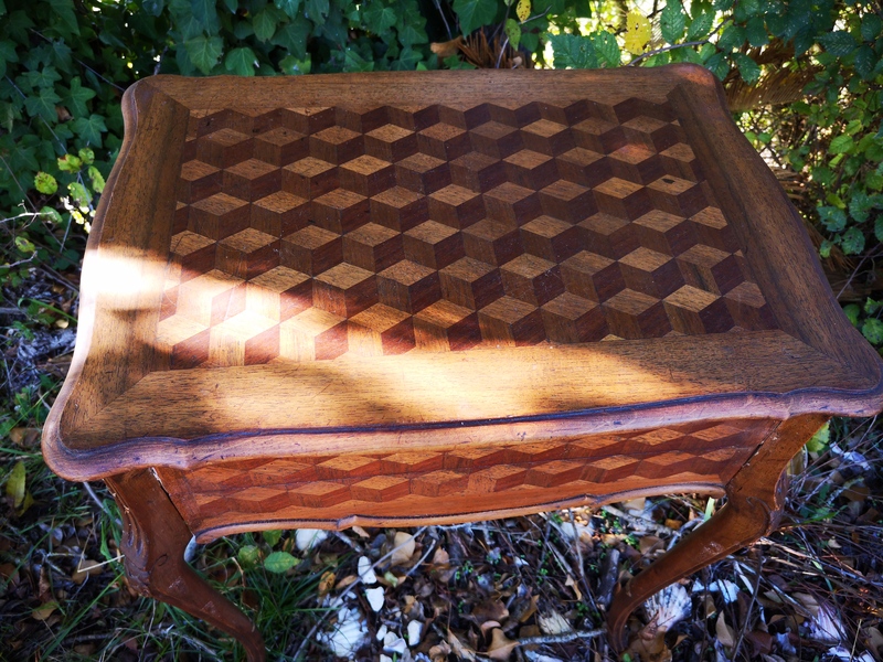 Travailleuse marquéterie cubes