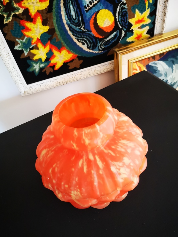 Vase en verre moulé dépoli