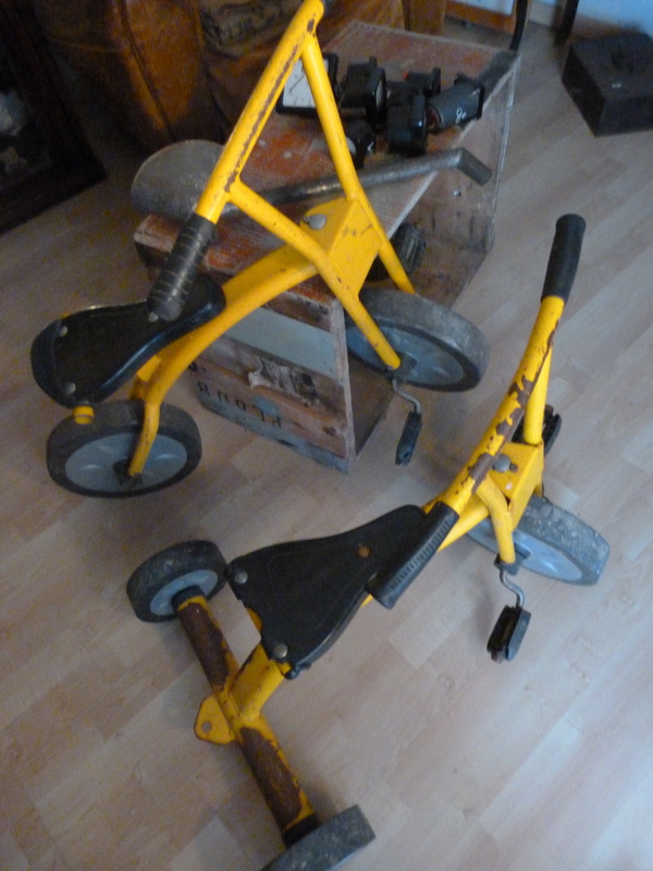 Vélo et tricycle cours d'école 