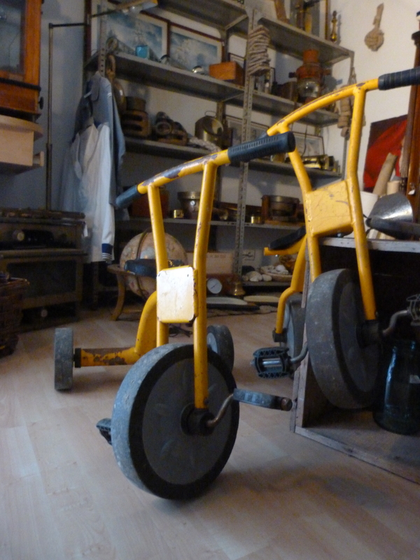 Vélo et tricycle cours d'école 