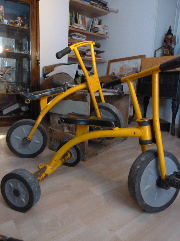 Vélo et tricycle cours d'école 