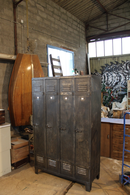 Vestiaire penderie et étagères