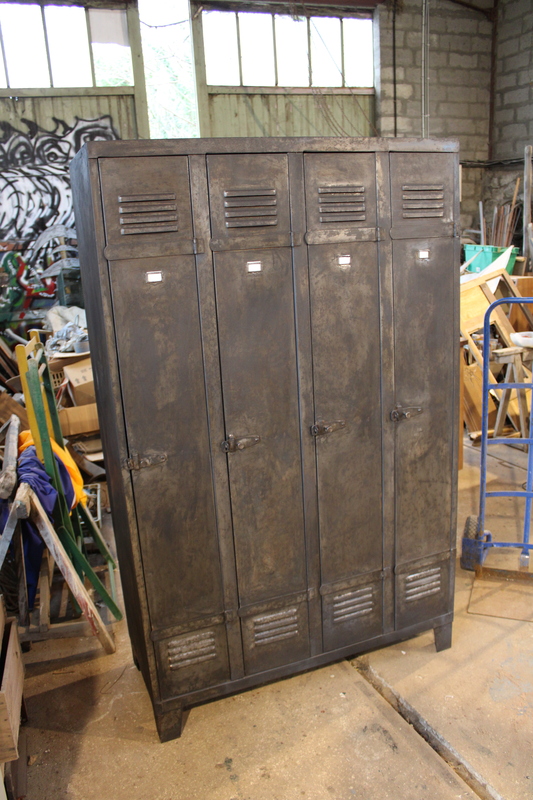 Vestiaire penderie et étagères