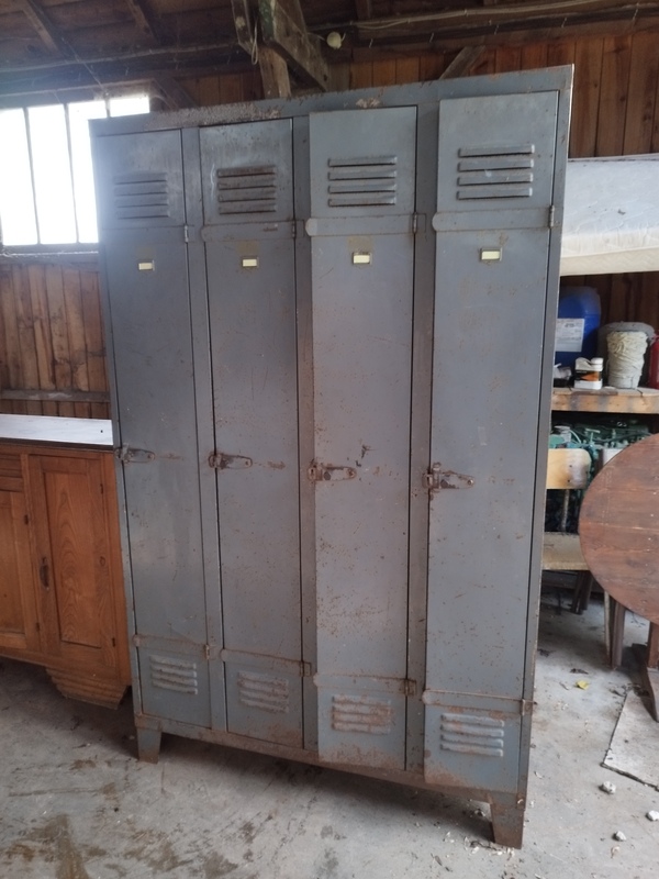 Vestiaire quatre portes