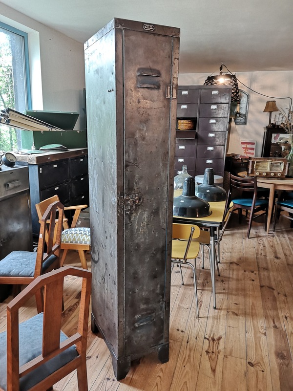 Vestiaire riveté ancien