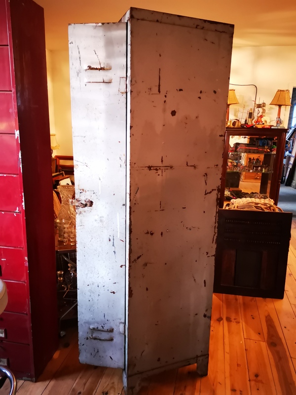 Vestiaire riveté ancien