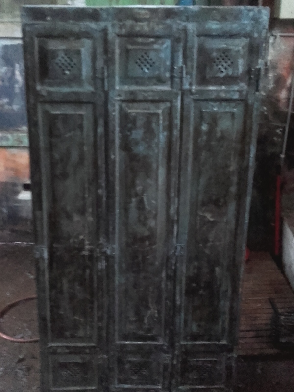 Vestiaire trois portes rivetées et tole emboutie