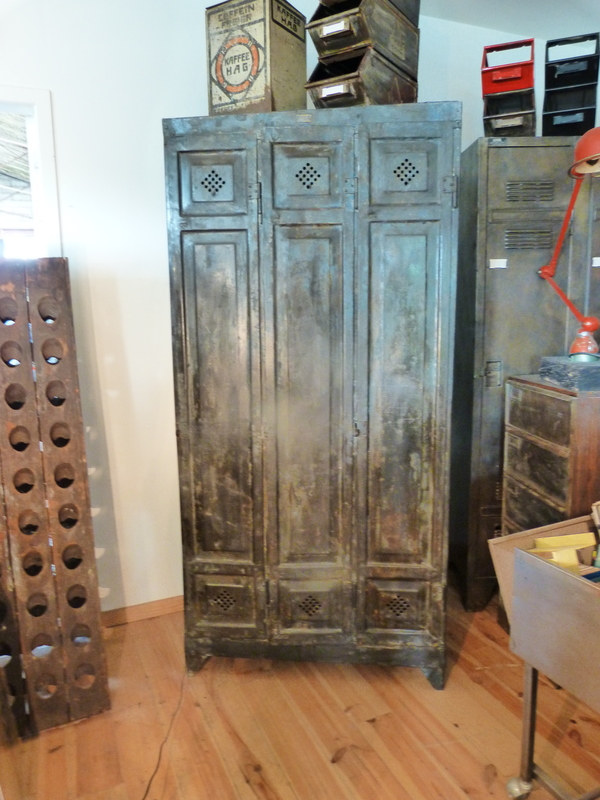 Vestiaire trois portes rivetées et tole emboutie