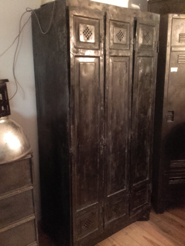 Vestiaire trois portes rivetées et tole emboutie